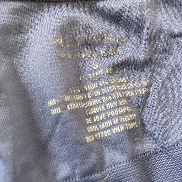 Form-Fitting Ribbed Tank Top - Picture 3 of 3